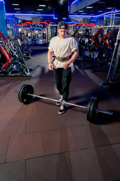 Sportschool Naast Het Fitnesstoestel Een Lange Halter Met Zwarte Gewichten — Stockfoto