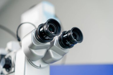 Bilgi incelemesi için göz hekimliği kliniğine yakın plan mikroskobik lensler.
