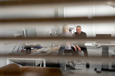 Bir göz hekiminde genç bir doktor genç bir kıza teşhislerin nasıl yapıldığını anlatır.