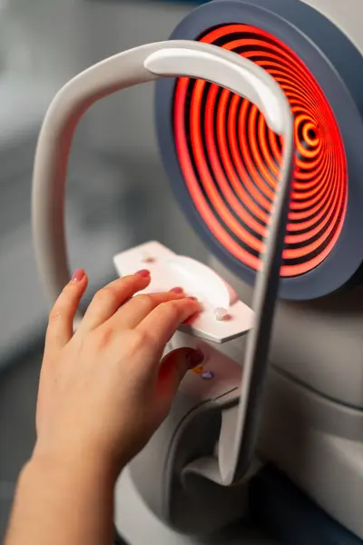 Zbliżenie Klinice Okulistycznej Maszyna Sprawdzania Ogniskowej Oczu Kobieta Ręka — Zdjęcie stockowe