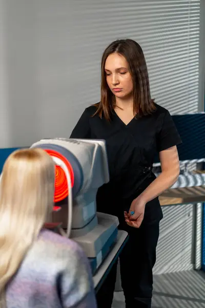 Optalmoloji Kliniğinde Genç Bir Kız Kırmızı Işık Kullanan Bir Makine — Stok fotoğraf