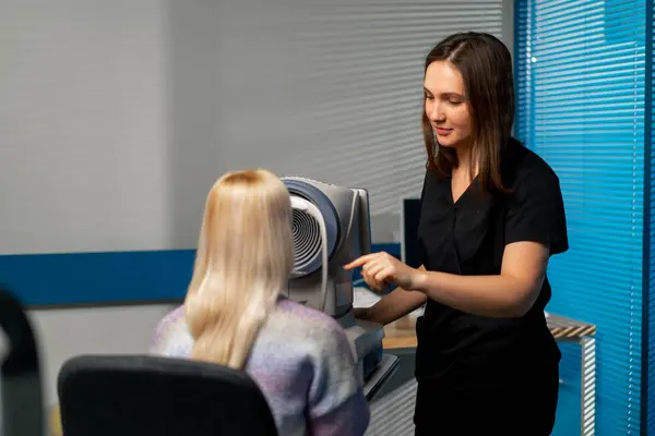 Ophthalmology Clinic Woman Doctor Shows Girl Her Finger How Tighten — Stock Photo, Image
