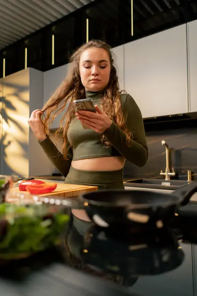 Young Girl Love Green Dress Kitchen Preparing Dinner According Recipe — Stock Photo, Image