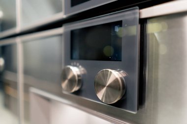 Profesyonel bir mutfağın sıcaklığı ve zaman ayarlı metal bir parçası ile yakın plan çekimi.