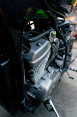 Arka bahçedeki motosiklet tamirhanesinde farklı motosikletlerin güzel parçaları var.