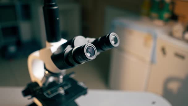 兽医诊所里的特写机器人里有新的带有玻璃的显微镜 — 图库视频影像