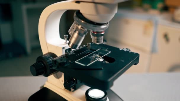 兽医诊所的特写镜头新显微镜 装有可供检查的玻璃 — 图库视频影像