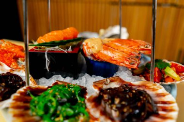 Japon restoranına yakın plan pahalı bir deniz ürünü tabağı misafirlere servis edilmeye hazır.