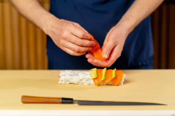 Primer Plano Chef Restaurante Japonés Uniforme Azul Una Tabla Amarilla — Foto de Stock