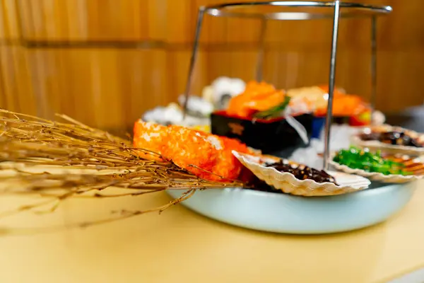 在日本餐馆里的特写镜头 一盘昂贵的海鲜 准备提供给客人 — 图库照片