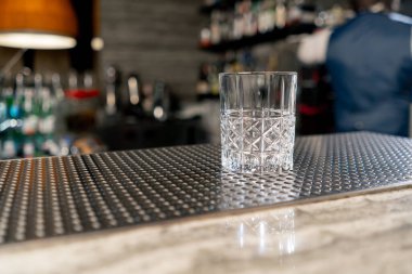 Bir Japon restoranına yakın plan. Tezgahın üzerinde temiz bir cam var.