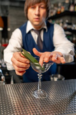 Barın yanındaki Japon restoranında barmen egzotik bir kokteyl hazırlar.