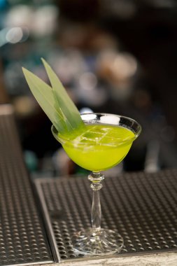 Bir Japon restoranında tezgahın üzerinde hazır yeşil bir kokteyl var.