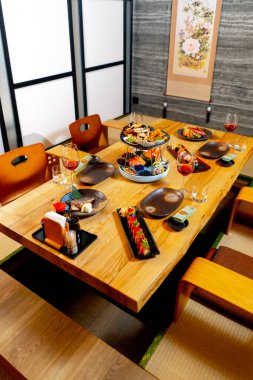 Bir Japon restoranında geleneksel bir Japon yemek odası. Balık tabakları olan bir masa.
