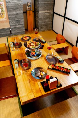 Bir Japon restoranında geleneksel bir Japon yemek odası. Balık tabakları olan bir masa.