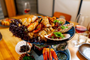 Japon restoranını kapatın. Geleneksel bir Japon yemek odası. İçinde balık yemekleri olan bir masa.