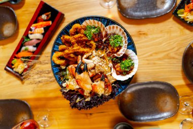 Japon restoranının üst çekimleri. Geleneksel bir Japon yemek odası. İçinde balık yemekleri olan bir masa.