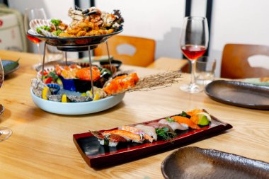 Japon restoranını kapatın. Geleneksel bir Japon yemek odası. İçinde balık yemekleri olan bir masa.