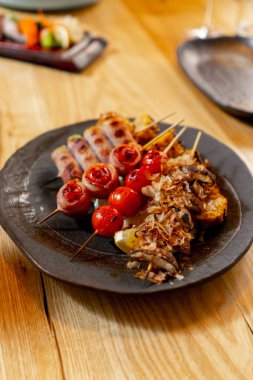 Japon restoranını kapatın. Geleneksel bir Japon yemek odası. İçinde balık yemekleri olan bir masa.
