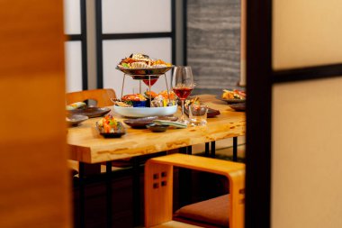 Bir Japon restoranında geleneksel bir Japon yemek odası. Balık tabakları olan bir masa.