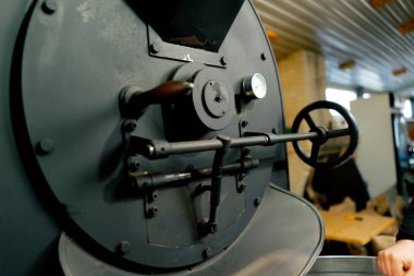 Kahve kızartma fabrikasına yakın çekimde kahvenin lombozda nasıl döndüğünü görebilirsiniz.