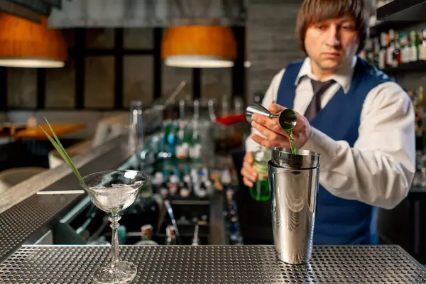 Japanese Restaurant Bar Counter Bartender Prepares Exotic Cocktail — Stock Photo, Image
