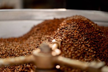 Bir kahve kızartma fabrikasının yakın plan çekimi davulun içinde kavurucu bir kahve