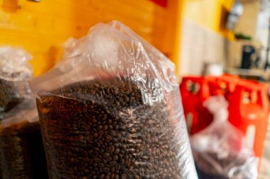 Kahve kızartma fabrikasındaki taze kavrulmuş kahveyle dolu çantaların yakın çekimi.