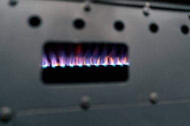 Kahve kızartma fabrikasını kapatın. Gaz ocağı alevi yüksek ısıyı dile getirir.