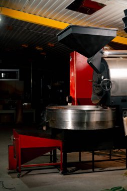 Küçük bir kahve kızartma fabrikası ve yepyeni bir kızartma makinesi.