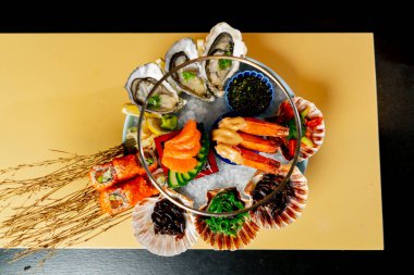 Japon restoranına yakın plan pahalı bir deniz ürünü tabağı misafirlere servis edilmeye hazır.