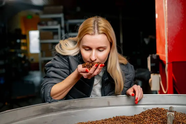 Young Blond Girl Sniffing Freshly Roasted Coffee Coffee Roasting Factory — Stockfoto
