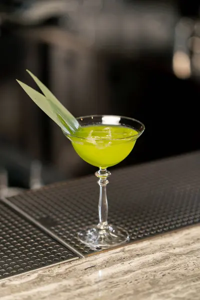 Vicino Ristorante Giapponese Cocktail Verde Esotico Pronto Sul Bancone Del — Foto Stock