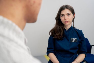 Klinikte genç bir kulak burun doktoru genç bir adam için konsültasyon yapıyor.