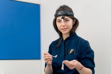 Klinikte yakın plan. Genç doktor. Kulak burun, hastayı muayene etmeye hazır.