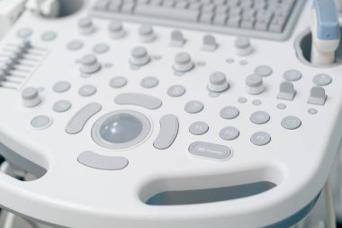 Jinekoloji ofisinde hastaların ultrason muayenesi için uzaktan kumanda.