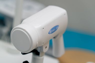 Jinekoloji bürosundaki hastaların ultrason muayenesi için kullanılan cihazın yakın çekimi.