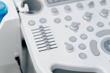 Jinekoloji ofisinde hastaların ultrason muayenesi için uzaktan kumanda.