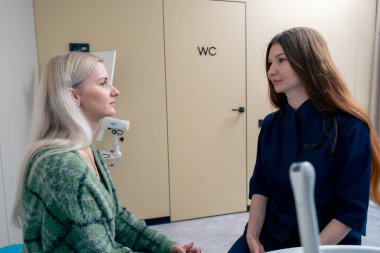 Klinikte genç sarışın kız muayeneden önce jinekolog muayenesine gitmiş.