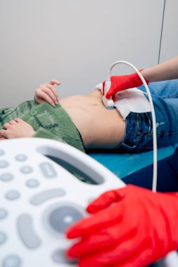 Klinikteki jinekoloji ofisinde bir doktor hastanın küçük organlarının ultrasonunu çeker.
