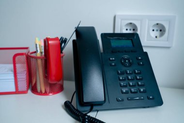 Parlak, modern bir ofis doktorunun iş yerindeki bir kliniğe kapanıp randevu almak.