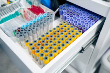 Kliniğe yakın çekim. Farklı renk tüplerden kan toplamak için aksesuarlarla dolu bir kutu.