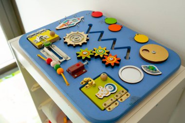 Ofisin yakınındaki özel bir klinikte ebeveynlerin dinlenmesi için çocuk köşesi var.