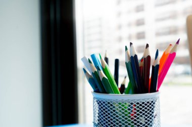 Ofisin yakınındaki özel bir klinikte ebeveynlerin dinlenmesi için çocuk köşesi var.