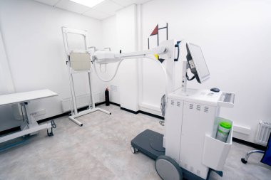 Özel bir klinikte, beyaz röntgen odasında, profesyonel tarama ekipmanında.