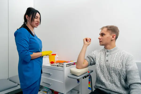 Privat Klinik Ett Testrum Läkare Övervakar Patient Efter Injektion — Stockfoto