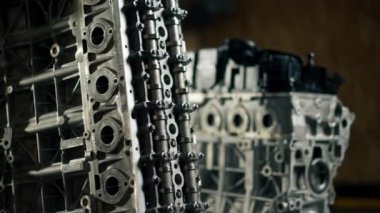 Parçalanmış motor bloğu masanın üzerinde. Tamirci kilit mekanizmasını açtı. Motor sermaye onarımı.