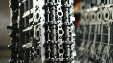 Parçalanmış motor bloğu masanın üzerinde. Tamirci kilit mekanizmasını açtı. Motor sermaye onarımı.