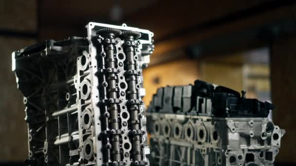 Bloco Motor Desmontado Está Mesa Mecânico Abriu Mecanismo Válvula Bloqueio — Vídeo de Stock