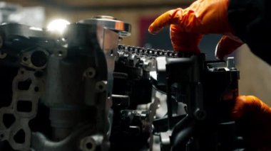 Yedek parçaların değiştirildiği bir araba parçasının motor kısmına yakın çekim yapılan bir benzin istasyonunda.